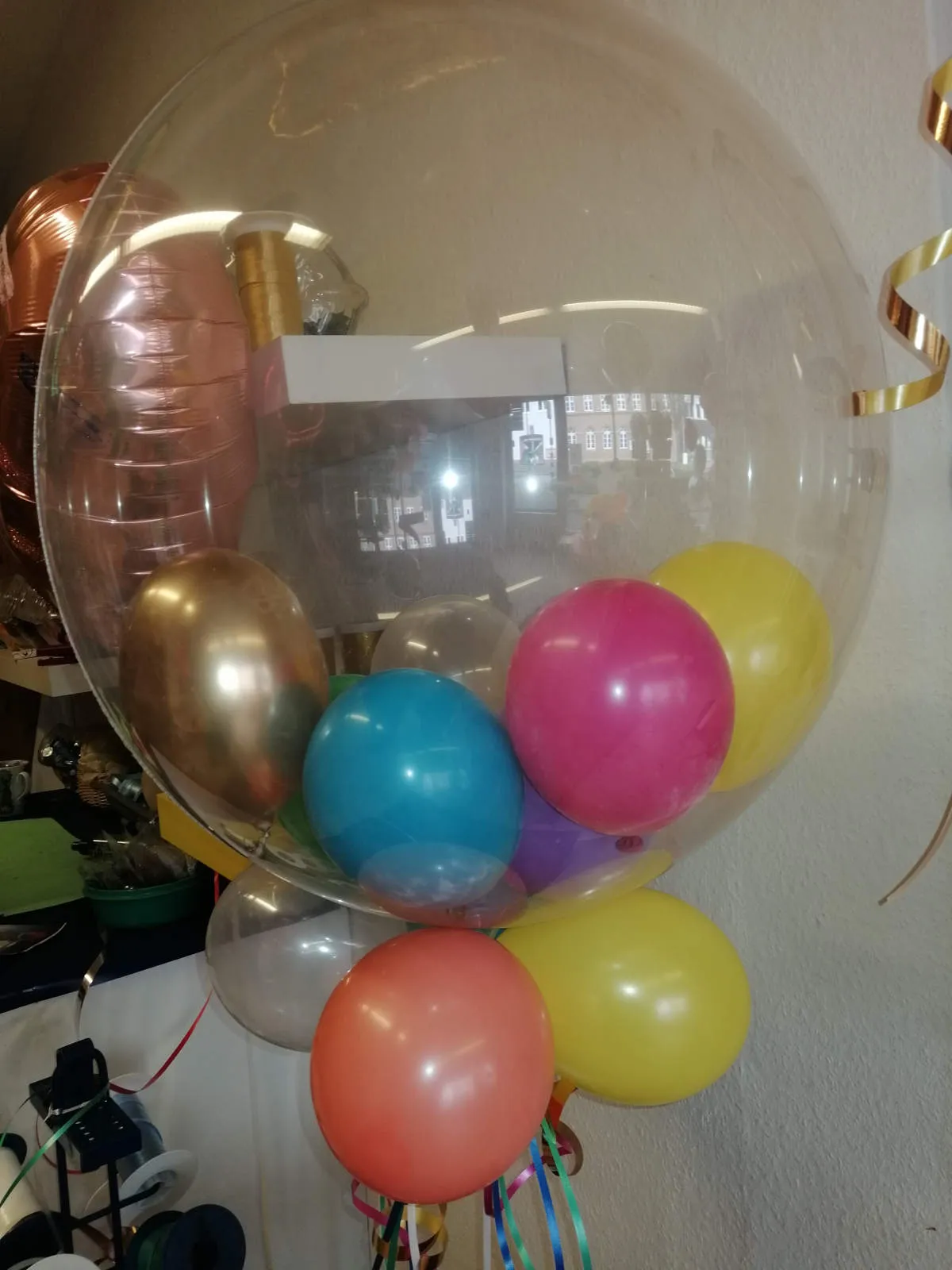 Ballonius, in einem großen Ballon eingeschlossene Luftballons