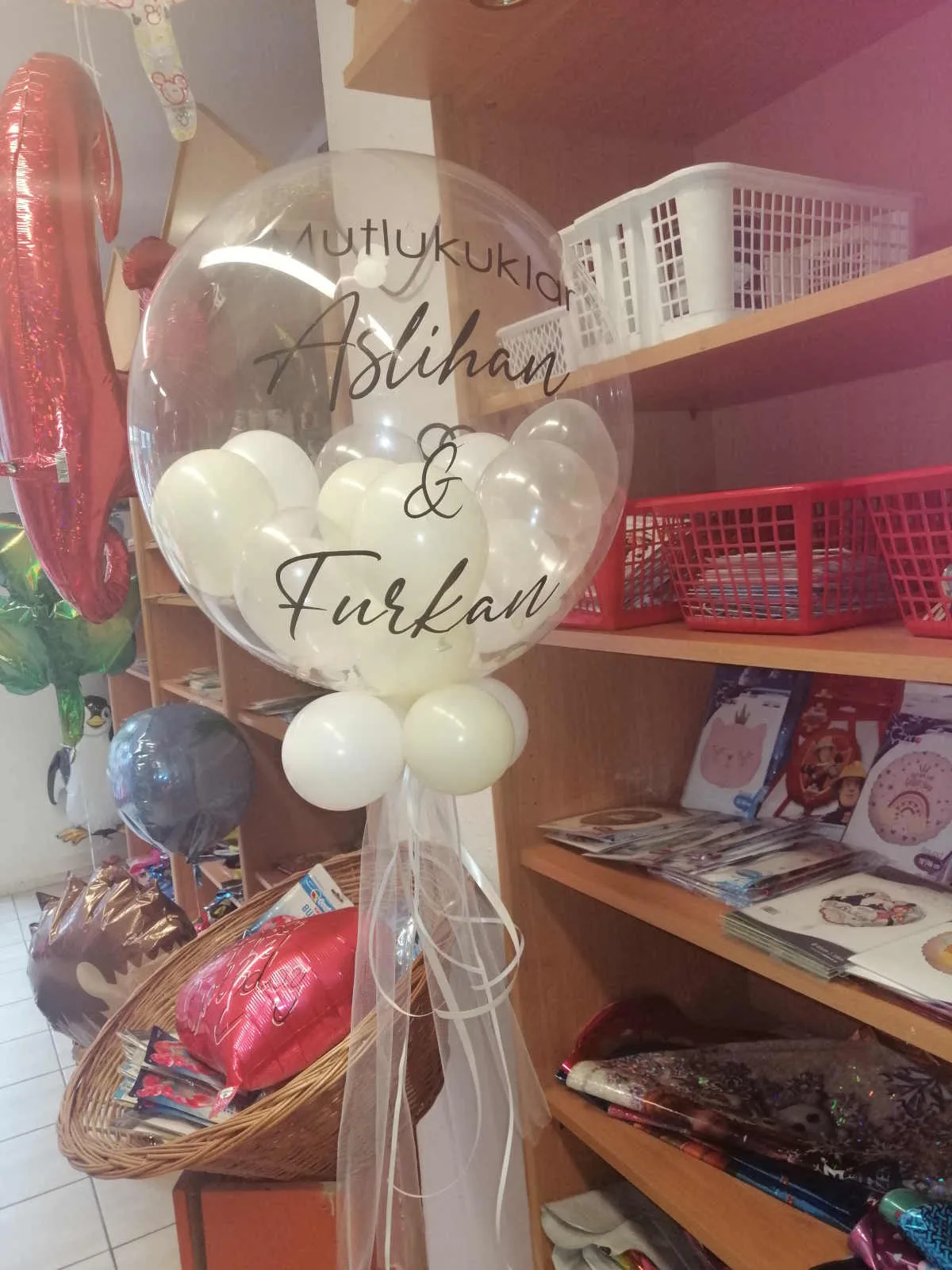 Ballonius, in einem großen Ballon eingeschlossene Luftballons