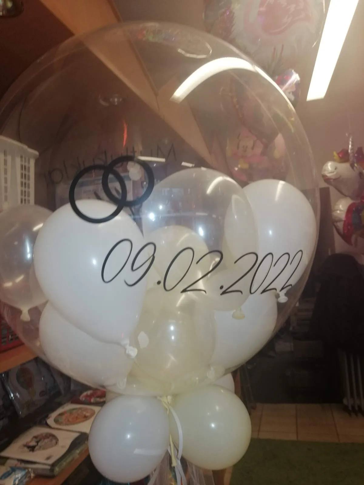 Ballonius, in einem großen Ballon eingeschlossene Luftballons