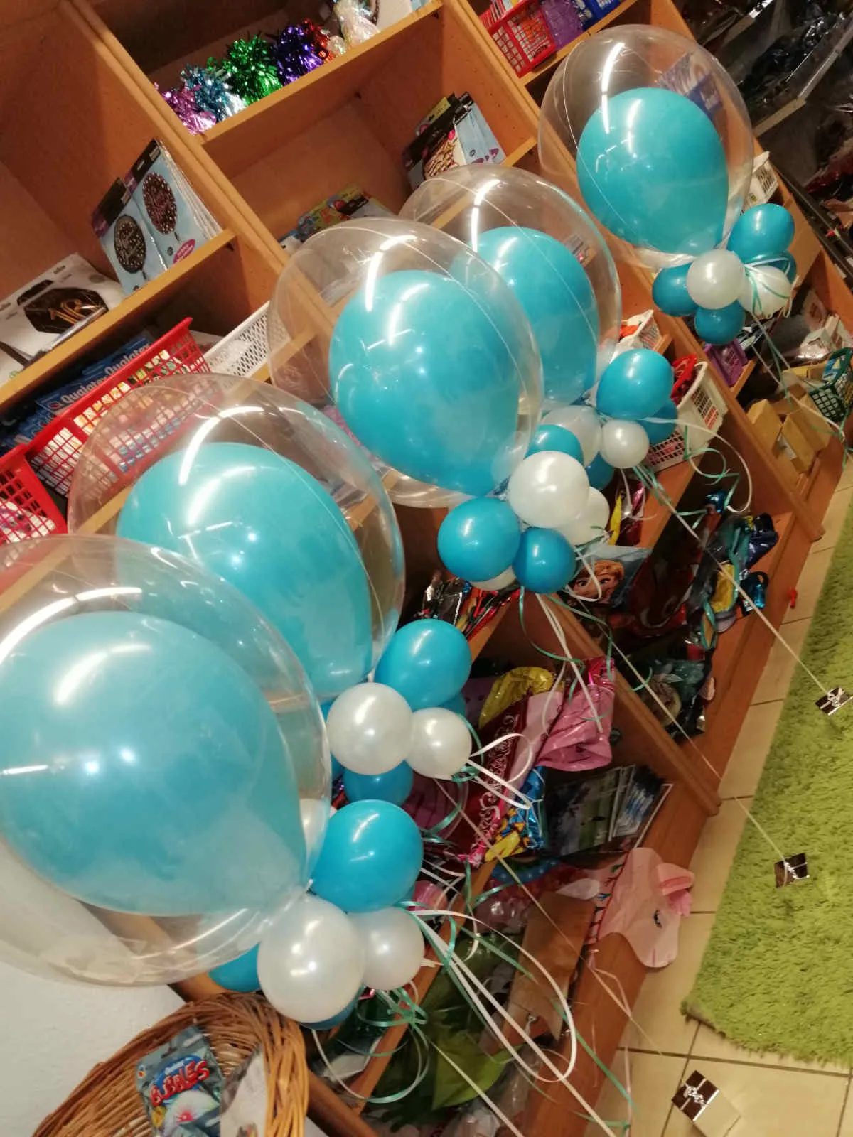 Ballonius, in einem großen Ballon eingeschlossene Luftballons