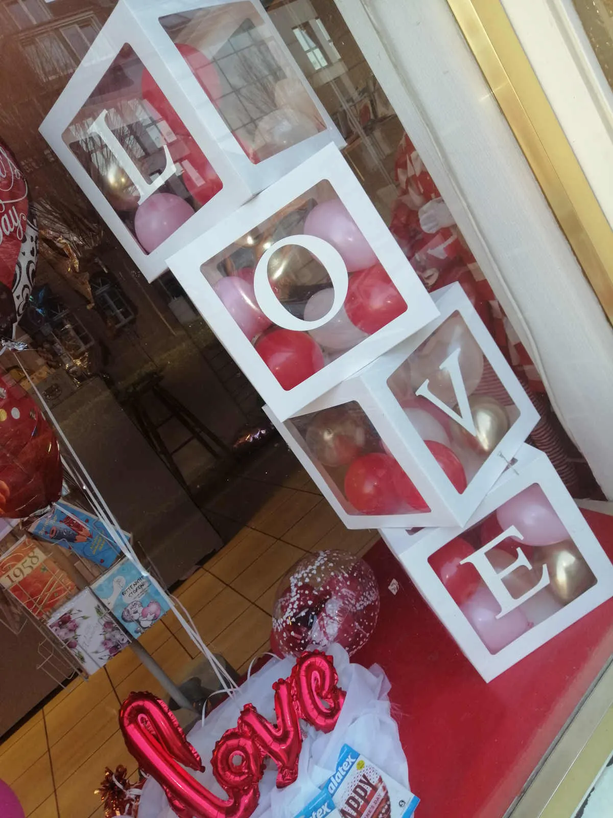 Ballonius, in LOVE-Briefboxen eingeschlossene Luftballons