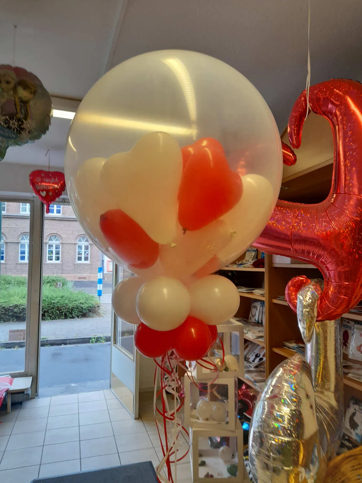 Ballonius, in einem großen Ballon eingeschlossene Luftballons