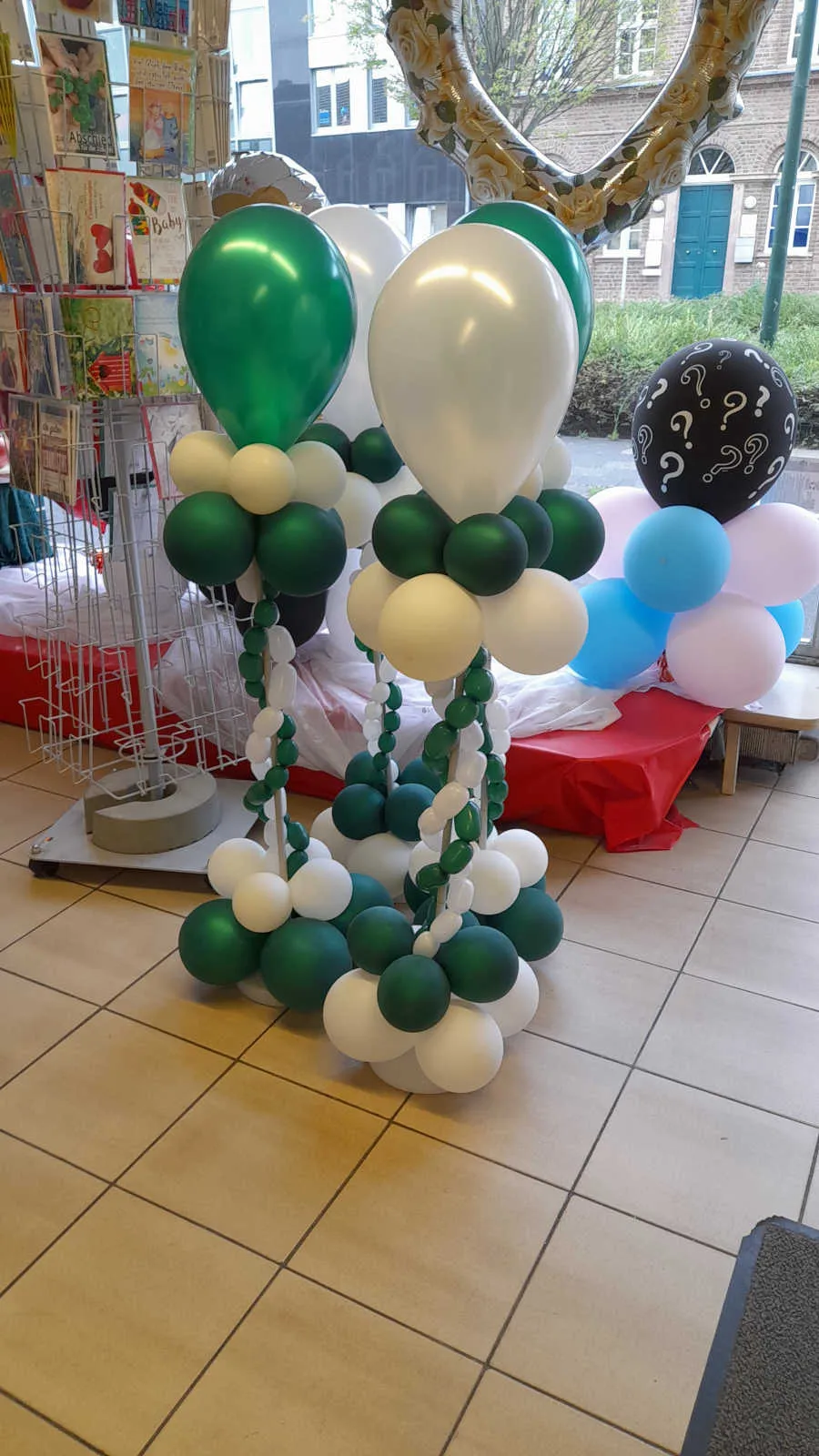 Ballonius, in einem großen Ballon eingeschlossene Luftballons