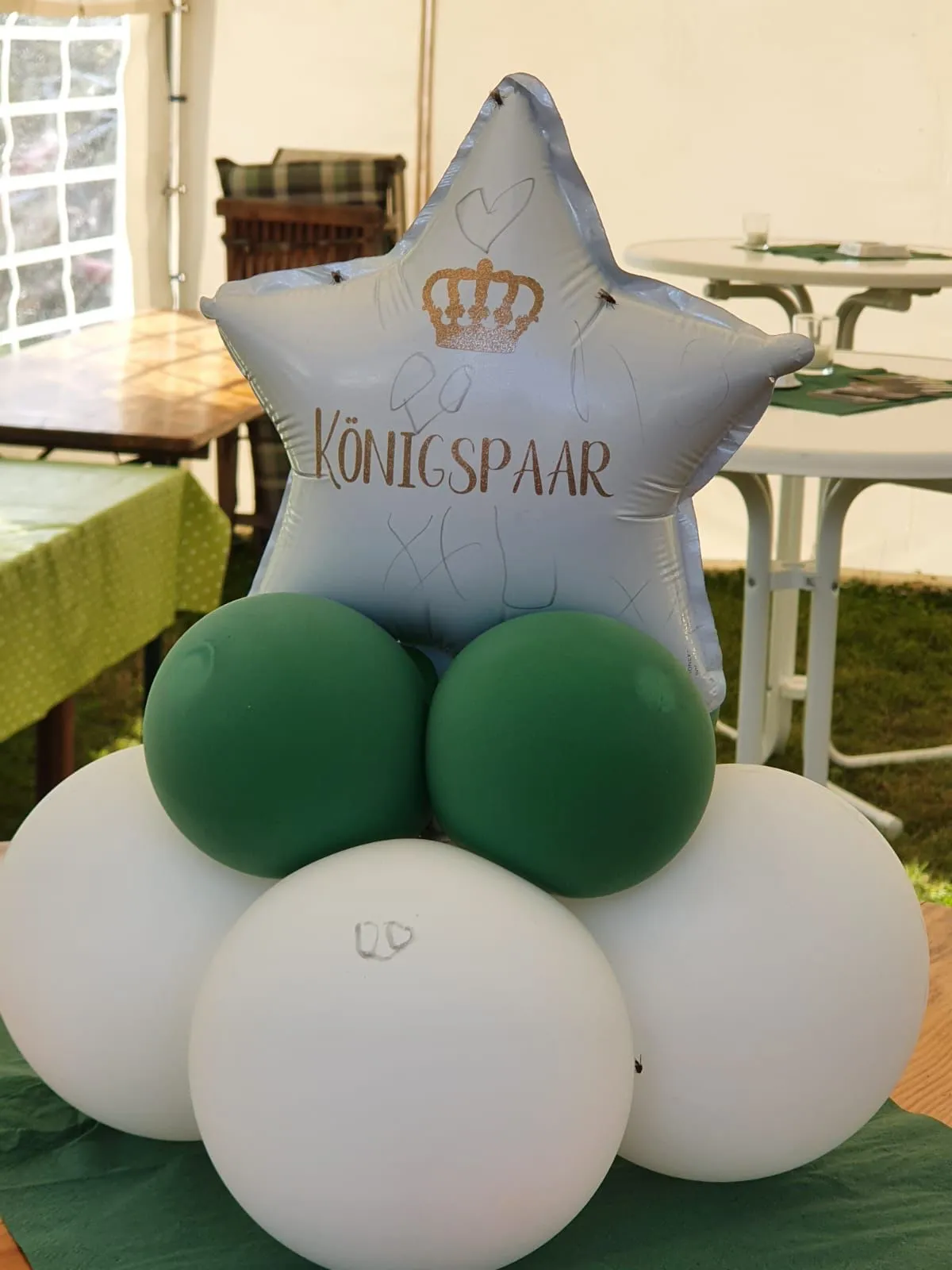 Ballonius, in einem großen Ballon eingeschlossene Luftballons