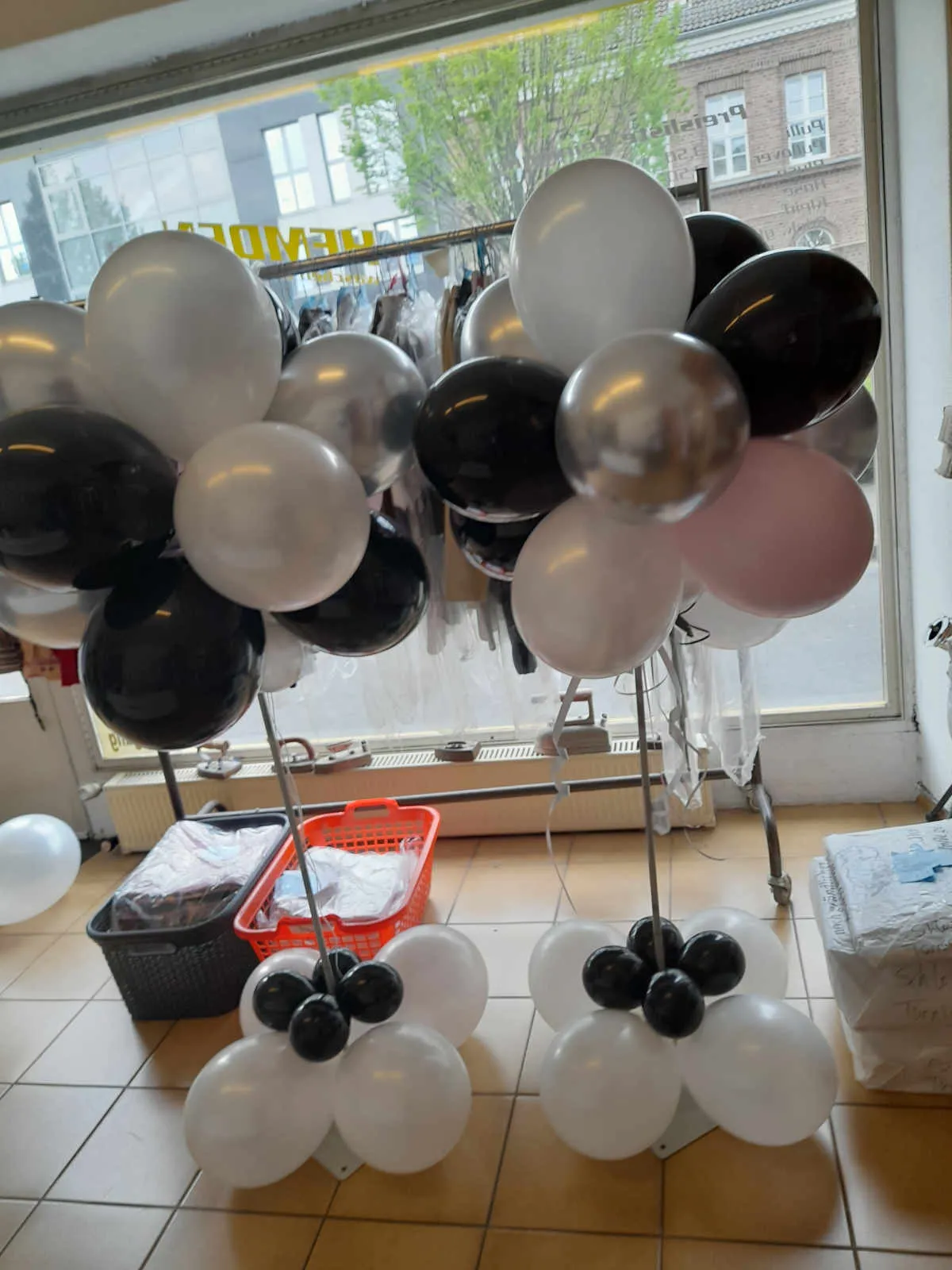Ballonius, in einem großen Ballon eingeschlossene Luftballons