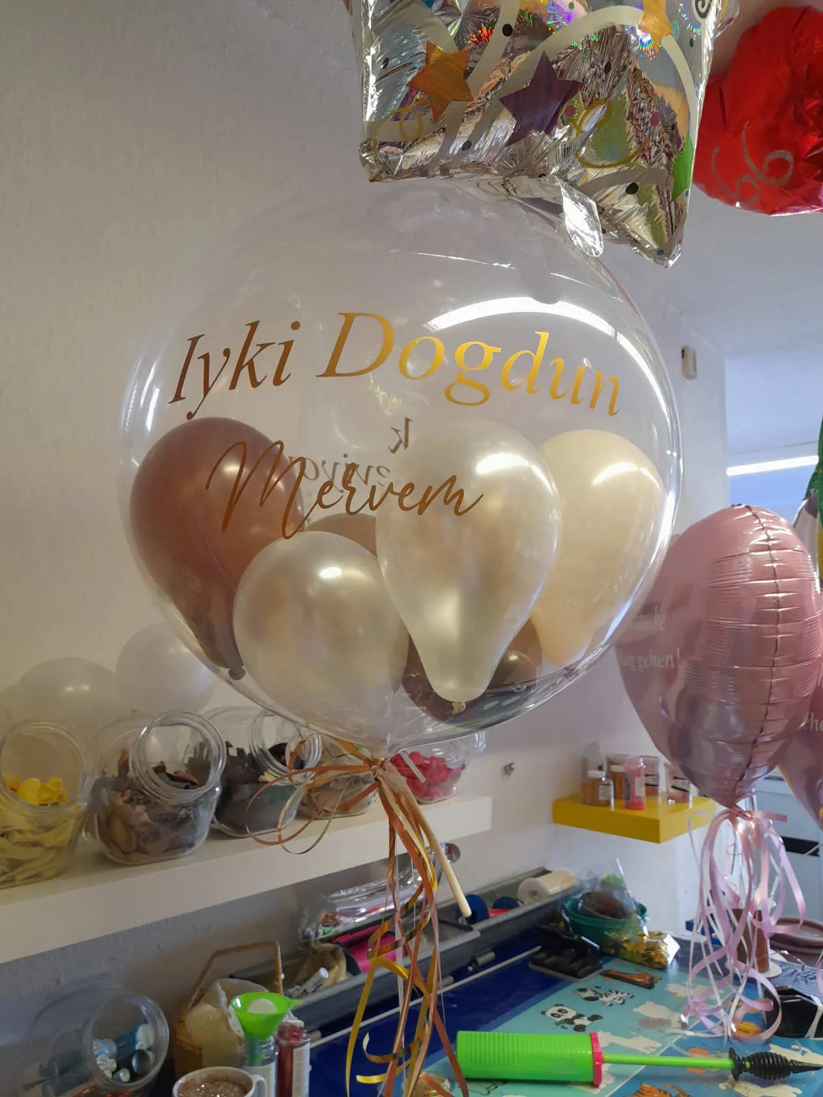 Ballonius, in einem großen Ballon eingeschlossene Luftballons