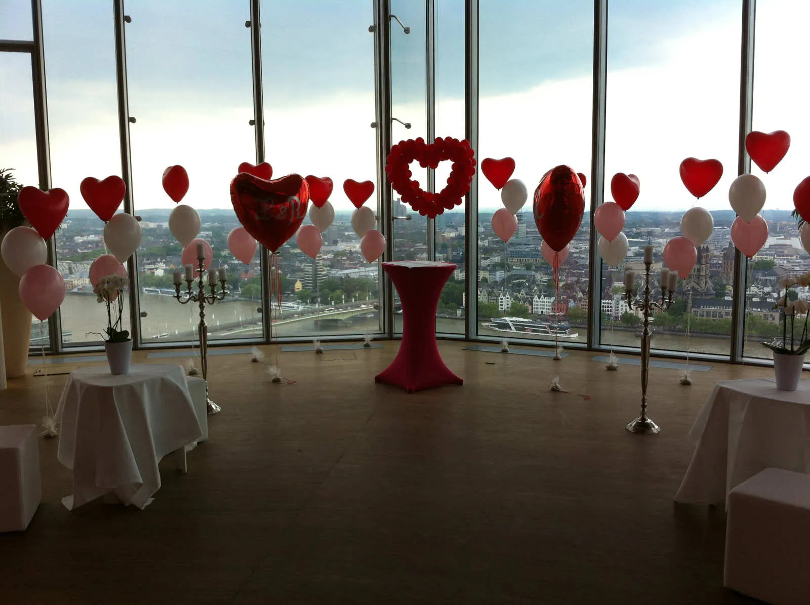 Ballonius, in einem großen Ballon eingeschlossene Luftballons