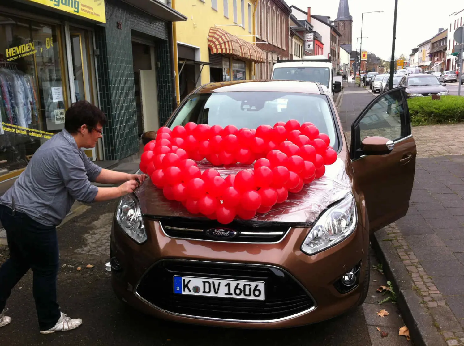 Ballonius, Herzballons auf dem Auto