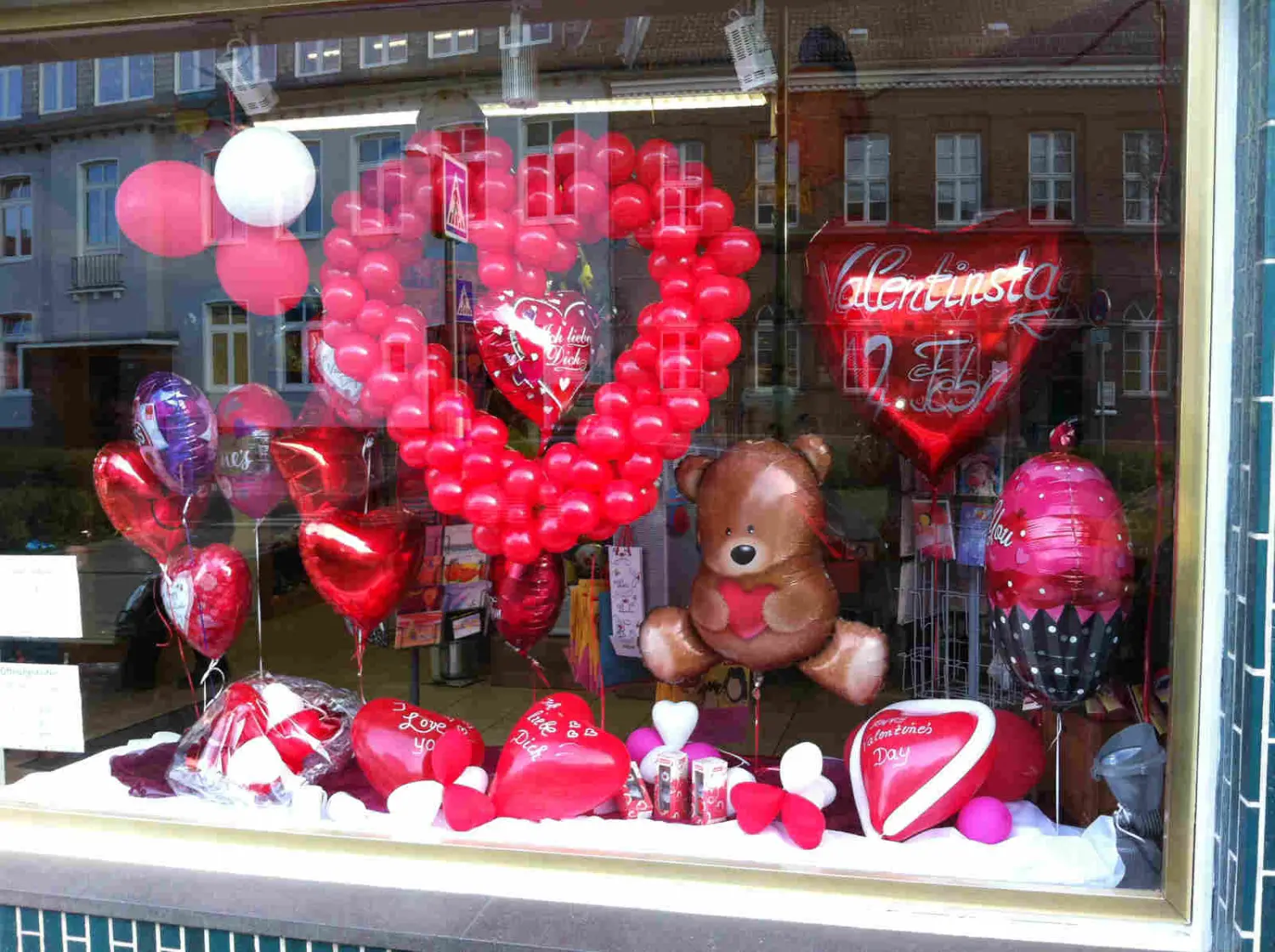 Ballonius, in einem großen Ballon eingeschlossene Luftballons